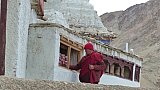 M&ouml;nch auf seinem abendlichen Rundgang um das Lamayuru Kloster - Ladakh: Land-und-Leute