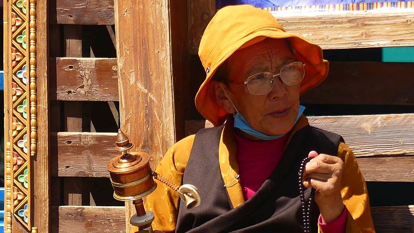 Tibeterin mit Gebetsm&uuml;hle - Zentral-Tibet: Land und Leute