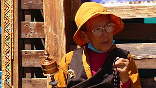 Tibeterin mit Gebetsm&uuml;hle - Zentral-Tibet: Land und Leute