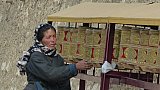 Ladakhische Dame und Gebetsm&uuml;hlen - Ladakh: Land-und-Leute