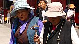 Tibeterinnen mit Gebetsm&uuml;hlen - Zentral-Tibet: Land und Leute