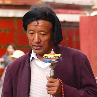 2019 - tibetischer Pilger auf dem Barkor in Lhasa - Zentral-Tibet: Land und Leute