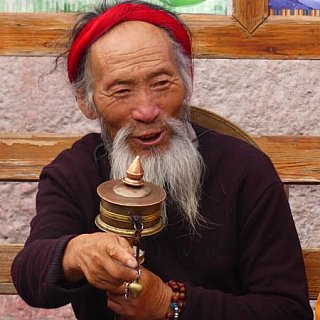2019 - tibetischer Pilger auf dem Barkor in Lhasa - Zentral-Tibet: Land und Leute