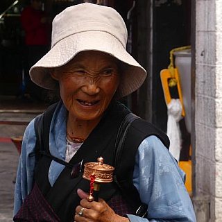 2019 - tibetische Pilger auf dem Barkor in Lhasa - Zentral-Tibet: Land und Leute