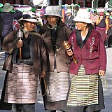 2019 - tibetische Pilger auf dem Barkor in Lhasa - Zentral-Tibet: Land und Leute