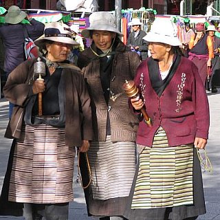 2019 - tibetische Pilger auf dem Barkor in Lhasa - Zentral-Tibet: Land und Leute