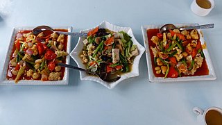 Mittagessen im Restaurant in Mindat - West-Myanmar: Essen & Schlafen