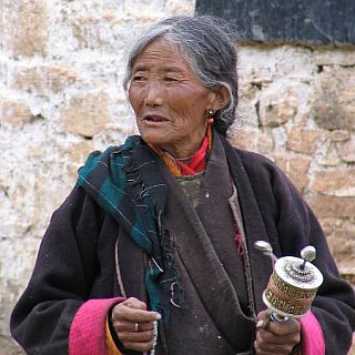 2019 - Tibeterin mit Gebetsm&uuml;hle - Zentral-Tibet: Land und Leute