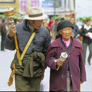 2006 - Tibetische Pilger auf dem Barkhor - Zentral-Tibet: Land und Leute
