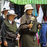 2006 - Tibetische Pilger auf dem Barkhor - Zentral-Tibet: Land und Leute