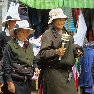 2006 - Tibetische Pilger auf dem Barkhor - Zentral-Tibet: Land und Leute