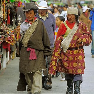2006 - Tibetische Pilger auf dem Barkhor - Zentral-Tibet: Land und Leute