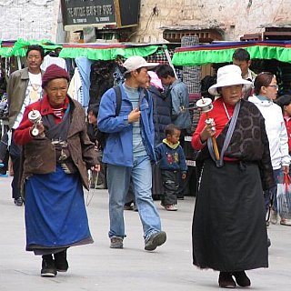 2006 - Tibetische Pilger auf dem Barkhor  - Zentral-Tibet: Land und Leute