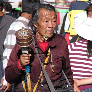 2006 - Tibetischer Pilger auf dem Barkhor - Zentral-Tibet: Land und Leute