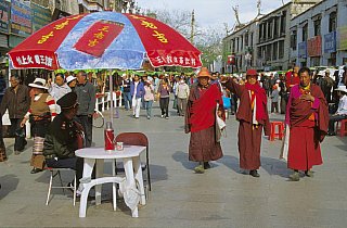 2006 - Chinesischer Wachposten auf dem Barkhor in Lhasa - Zentral-Tibet: Land und Leute