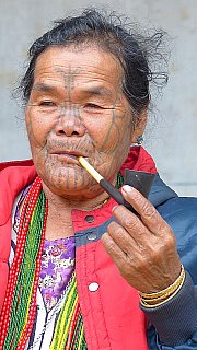 Chin-Seniorin - West-Myanmar: Land und Leute