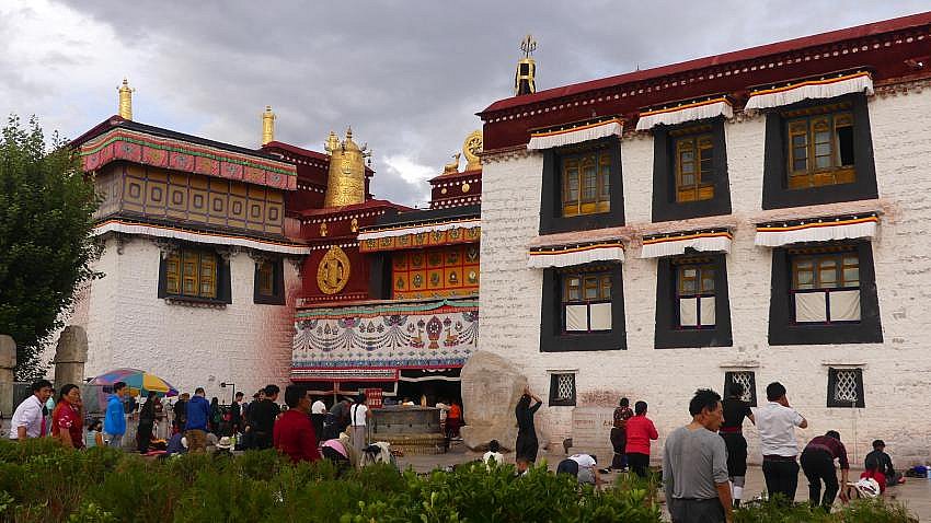 Eingang des Jokhang Tempels in Lhasa - Zentral-Tibet: Sehensw&uuml;rdigkeiten