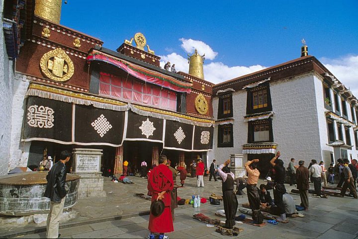 2006 - Eingang Jokhang-Tempel - Zentral-Tibet: Sehensw&uuml;rdigkeiten