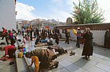 Tibetische Pilger vor dem Jokhang Tempel - Zentral-Tibet: Sehensw&uuml;rdigkeiten