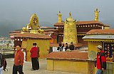Auf dem Dach des Jokhang Tempels - Zentral-Tibet: Sehensw&uuml;rdigkeiten