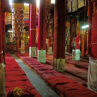 2006 - Hauptversammlungshalle im Kloster Drepung - Zentral-Tibet: Sehensw&uuml;rdigkeiten
