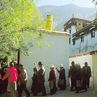 2006 - Pilger im Sera Kloster - Zentral-Tibet: Land und Leute