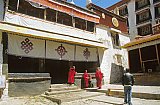2006  M&ouml;nche im Sera-Kloster - Zentral-Tibet: Sehensw&uuml;rdigkeiten