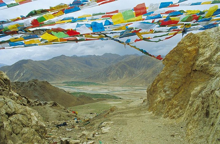 2006 - Gebetsfahnen beim Ganden Kloster - Zentral-Tibet: Landschaft