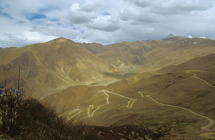 2006 - Blick auf die Serpentinen-Strecke hinauf zum Ganden-Kloster - Zentral-Tibet: Landschaft