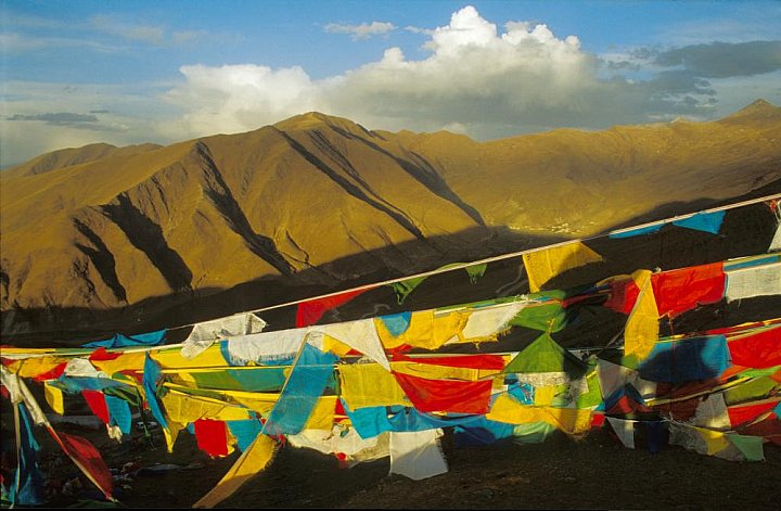 2006 - Gebetsfahnen &uuml;ber dem Tal - Zentral-Tibet: Landschaft