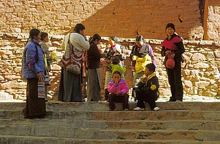 2006 - Tibetische Pilger im Ganden Kloster - Zentral-Tibet: Land und Leute