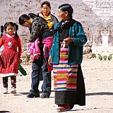 2006 - &auml;lltere Tibeterin beim Ganden Kloster - Zentral-Tibet: Land und Leute