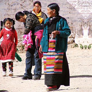 2006 - &auml;lltere Tibeterin beim Ganden Kloster - Zentral-Tibet: Land und Leute