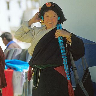 2006 - Tibeterin mit Perak im Ganden Kloster - Zentral-Tibet: Land und Leute