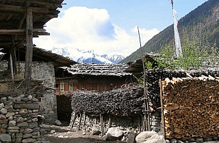 2006 - Urige tibetische H&auml;user in Tsmogo Village - Zentral-Tibet: Land und Leute