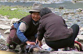 2006 - Waschen am Bach in Tsmogo Village - Zentral-Tibet: Land und Leute