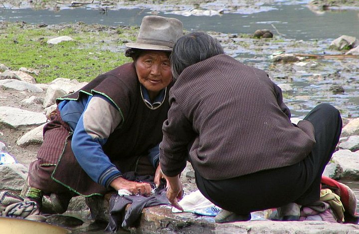 2006 - Waschen am Bach in Tsmogo Village - Zentral-Tibet: Land und Leute