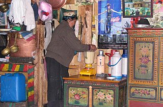 2006 - Zubereitung von Buttertee in Tsmogo - Zentral-Tibet: Land und Leute