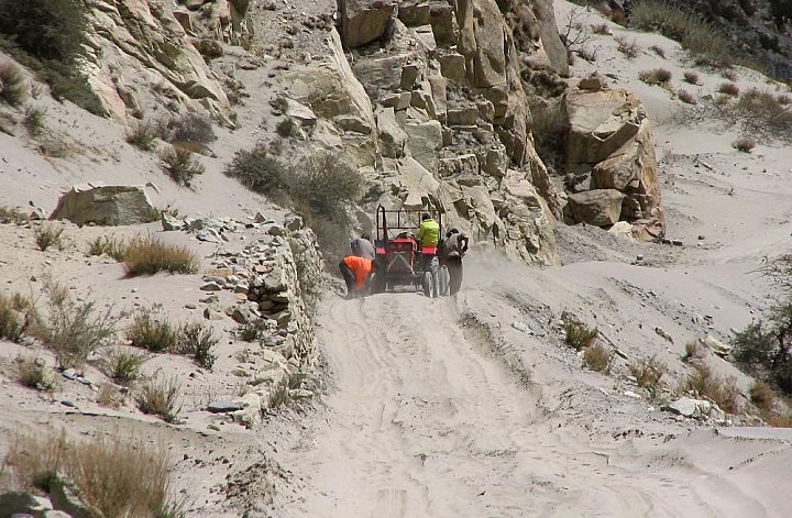 2006 - schwere Sandpiste im Yarlung Tsangpo Flusstal - Zentral-Tibet: Landschaft