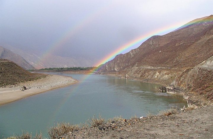 2006 --Doppelter Regenbogen &uuml;ber dem Yarlung Tsangpo - Zentral-Tibet: Landschaft