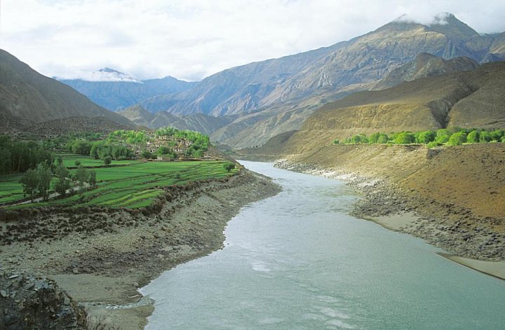 2006 - Yarlung Tsangpo Tal in der N&auml;he bei Gyatsa. - Zentral-Tibet: Landschaft