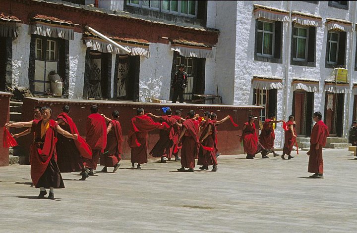 2006 - Die tanzenden M&ouml;nche von Drigung - Zentral-Tibet: Land und Leute