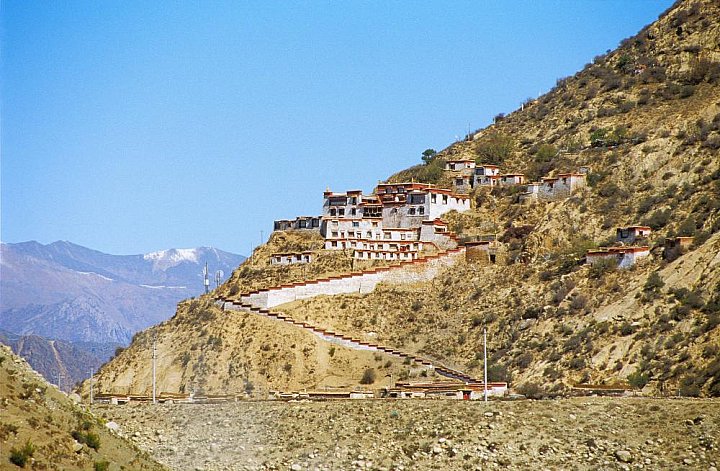 2006 - Kloster am Wegesrand - Zentral-Tibet: Landschaft