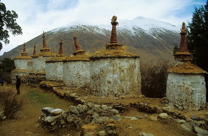 2006 - Chorten auf dem Weg zum Reting Kloster - Zentral-Tibet: Sehensw&uuml;rdigkeiten