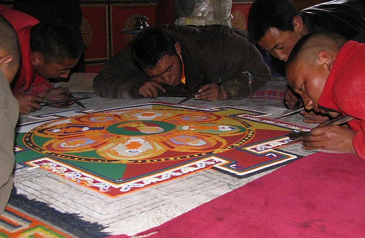 2006 - Sand-Mandala im Reting Kloster - Zentral-Tibet: Land und Leute