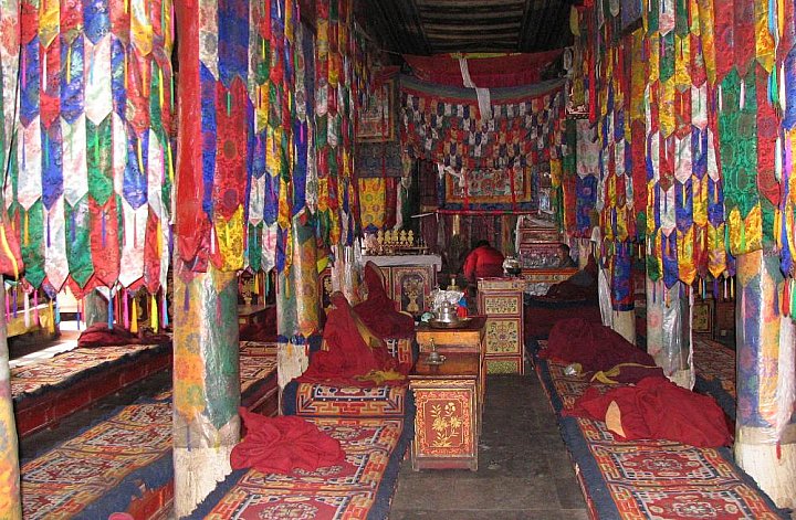 2006 - Versammlungshalle im Reting Kloster - Zentral-Tibet: Sehensw&uuml;rdigkeiten