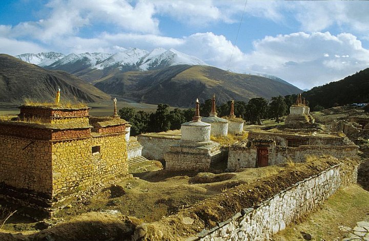 2006 - Chorten beim Reting Kloster - Zentral-Tibet: Landschaft
