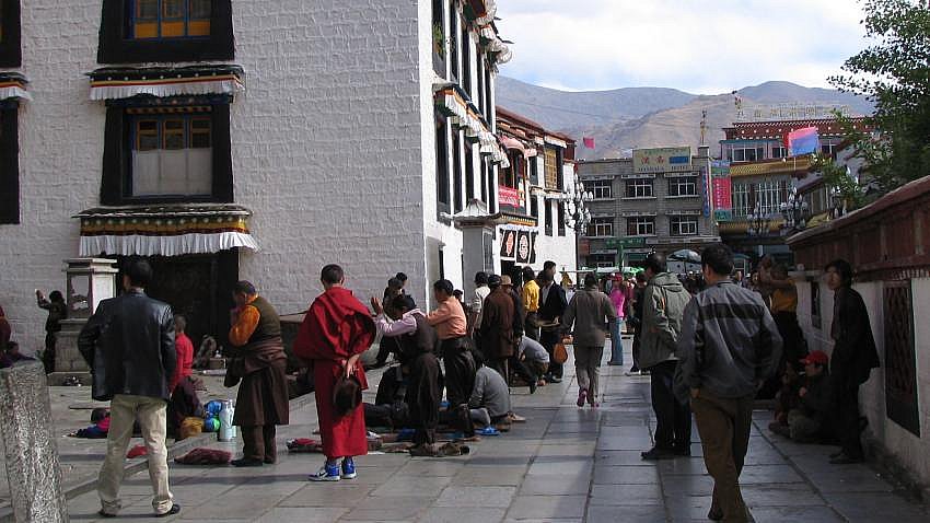 2019 - Niederwerfungen vor dem Jokhang Tempel - Zentral-Tibet: Land und Leute