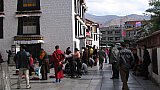 2019 - Niederwerfungen vor dem Jokhang Tempel - Zentral-Tibet: Land und Leute