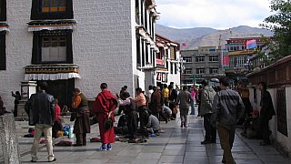 2019 - Niederwerfungen vor dem Jokhang Tempel - Zentral-Tibet: Land und Leute